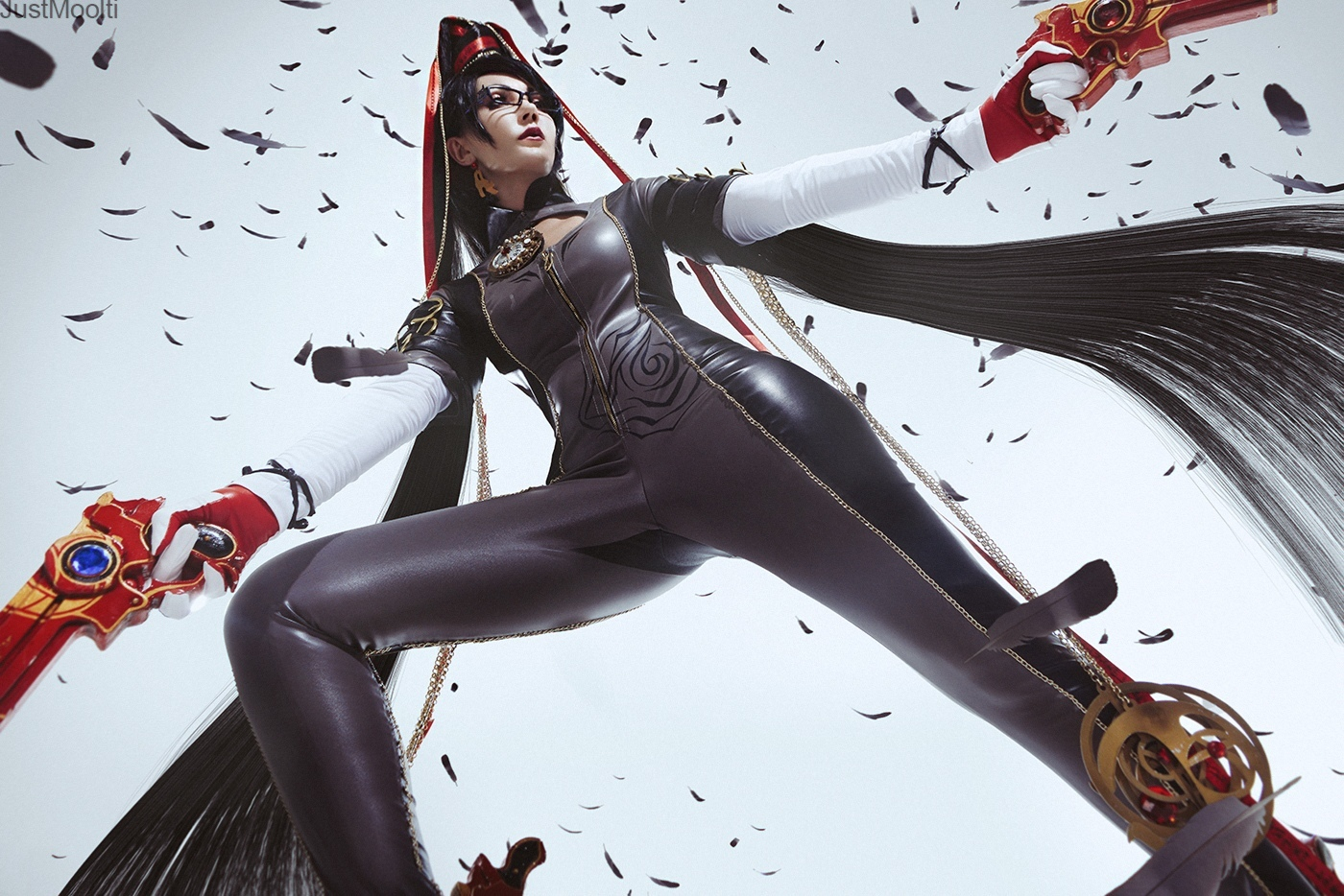 Правильный косплей на Байонетту — девушке в образе Bayonetta