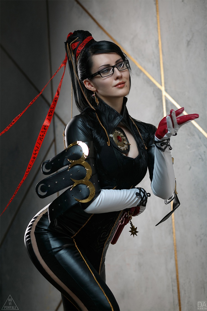Правильный косплей на Байонетту — девушке в образе Bayonetta