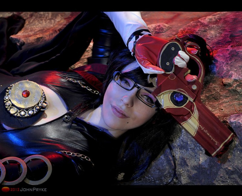 Правильный косплей на Байонетту — девушке в образе Bayonetta