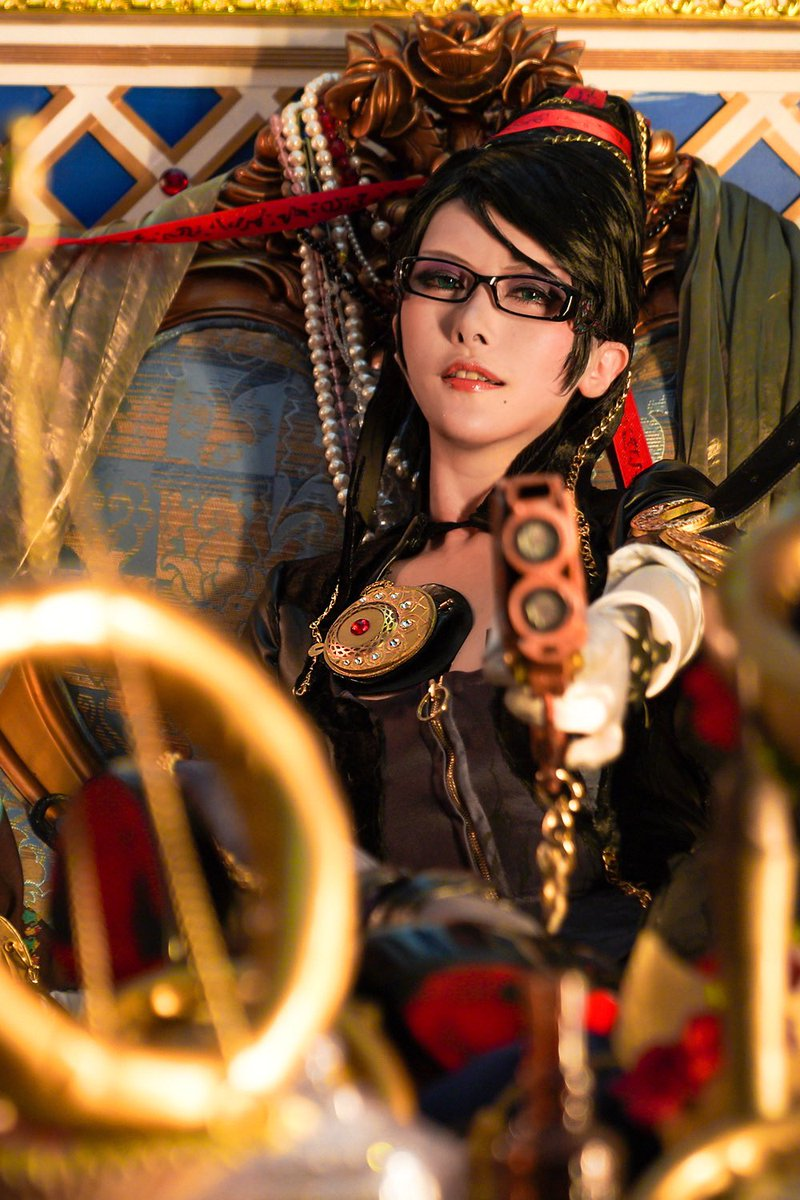 Правильный косплей на Байонетту — девушке в образе Bayonetta