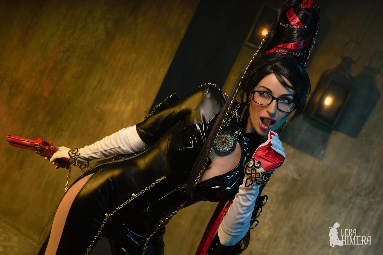 Правильный косплей на Байонетту — девушке в образе Bayonetta