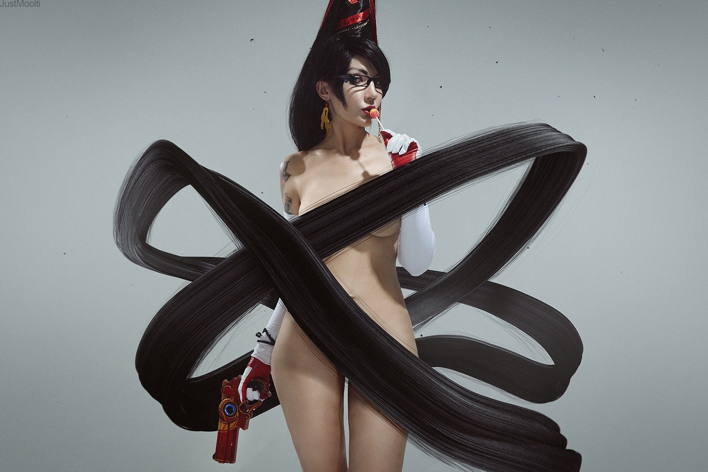 Правильный косплей на Байонетту — девушке в образе Bayonetta