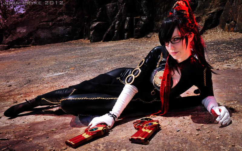Правильный косплей на Байонетту — девушке в образе Bayonetta