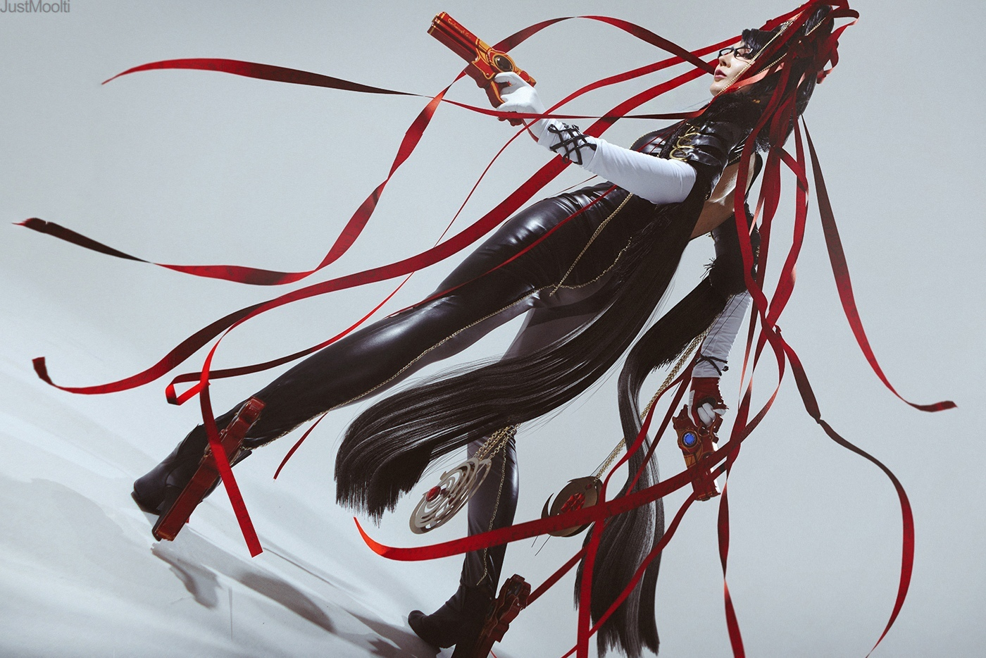 Правильный косплей на Байонетту — девушке в образе Bayonetta
