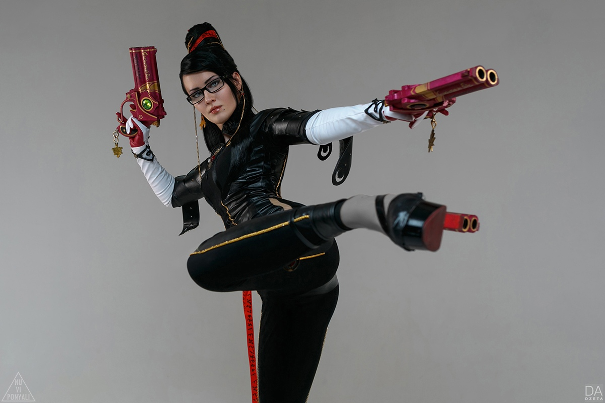 Правильный косплей на Байонетту — девушке в образе Bayonetta