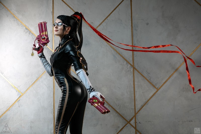 Правильный косплей на Байонетту — девушке в образе Bayonetta