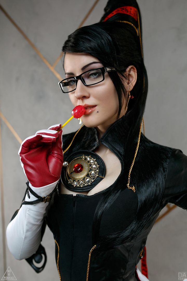 Правильный косплей на Байонетту — девушке в образе Bayonetta