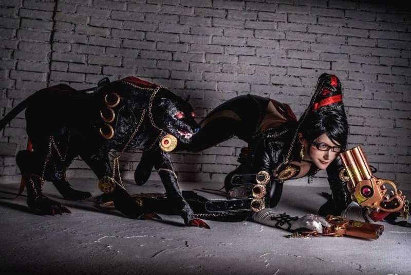 Правильный косплей на Байонетту — девушке в образе Bayonetta