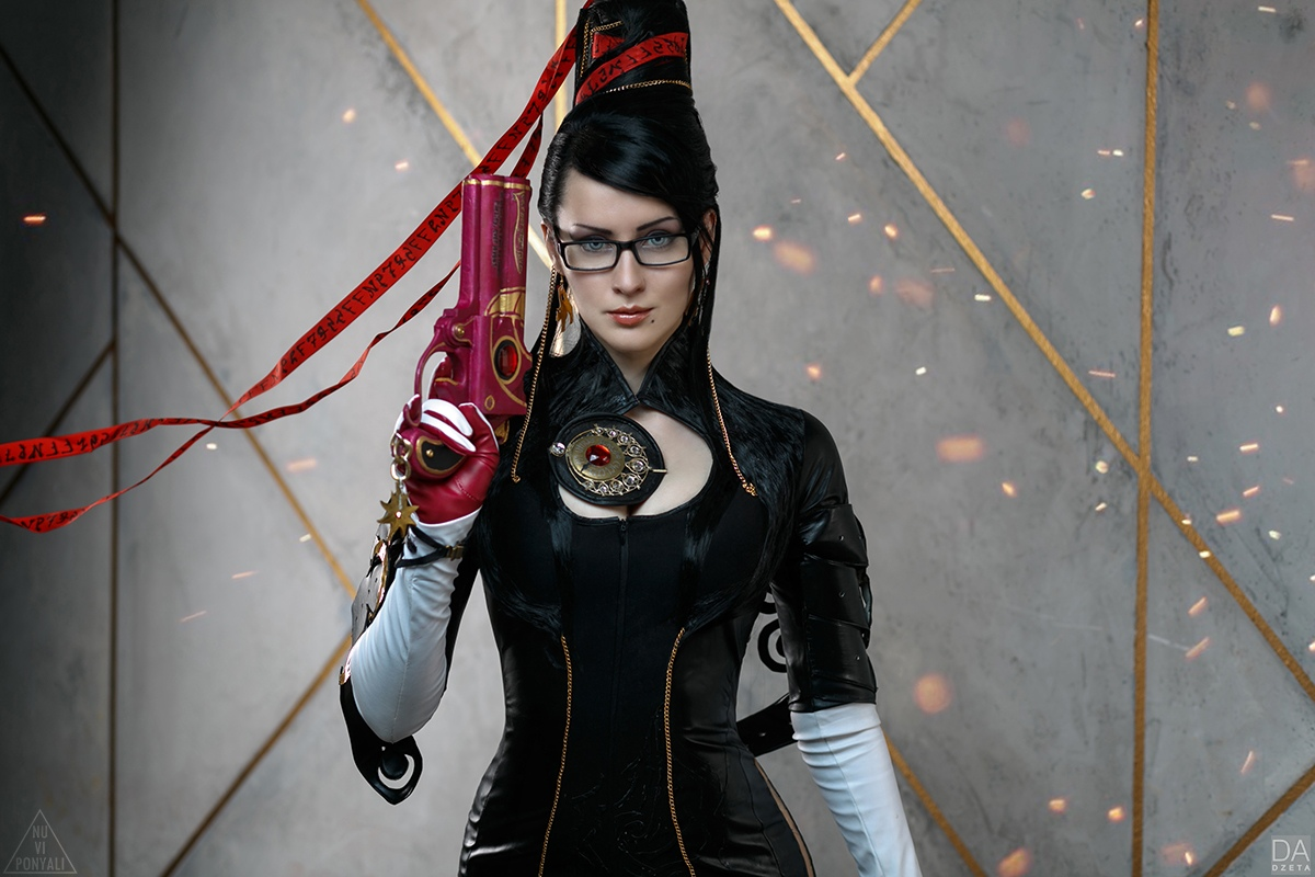 Правильный косплей на Байонетту — девушке в образе Bayonetta