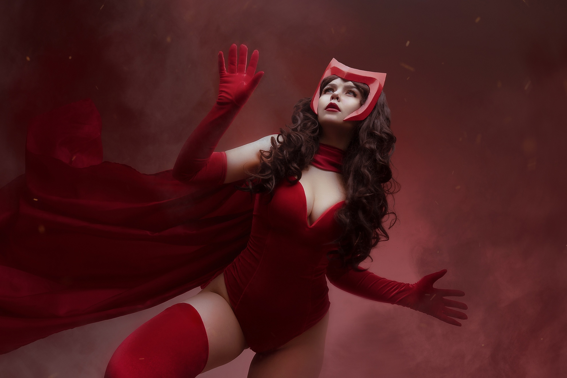 Правильный косплей на Алую Ведьму (Wanda Maximoff) из Marvel Comics