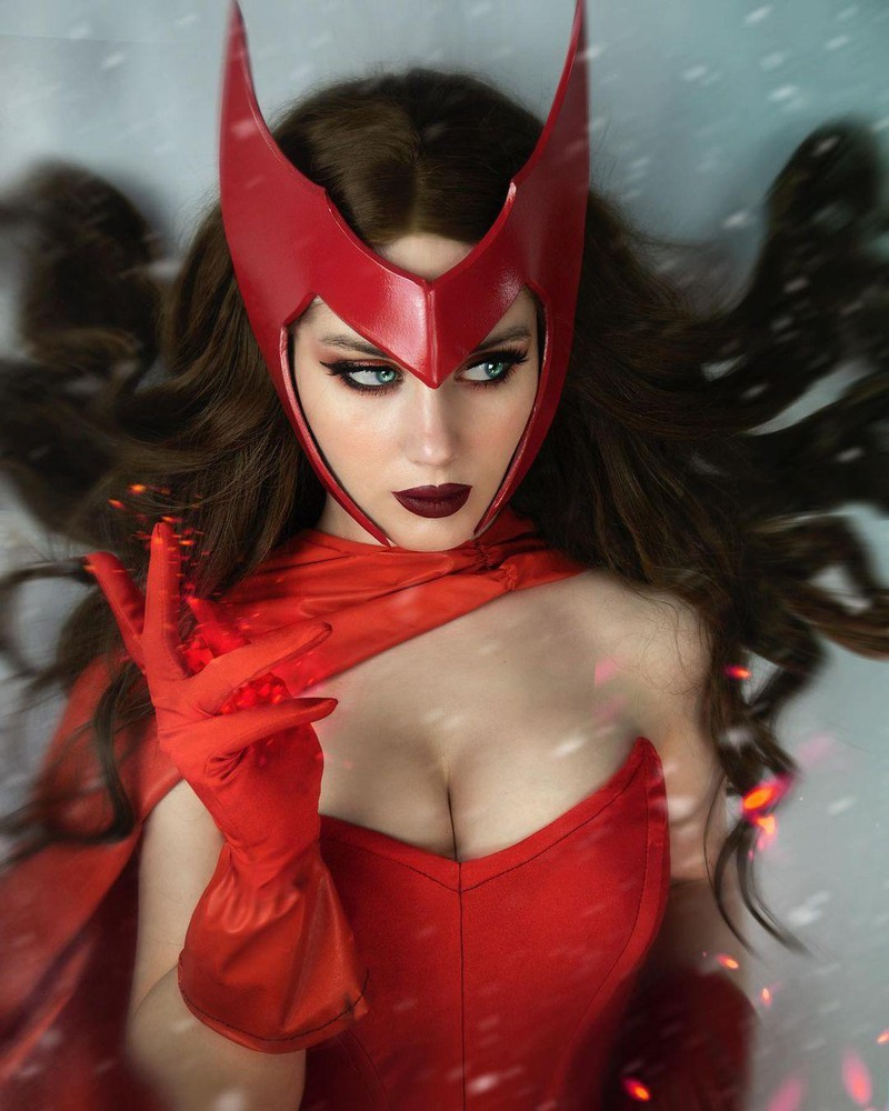 Правильный косплей на Алую Ведьму (Wanda Maximoff) из Marvel Comics