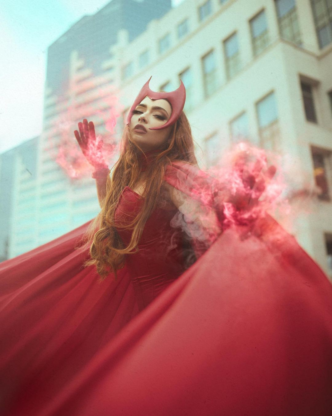 Правильный косплей на Алую Ведьму (Wanda Maximoff) из Marvel Comics
