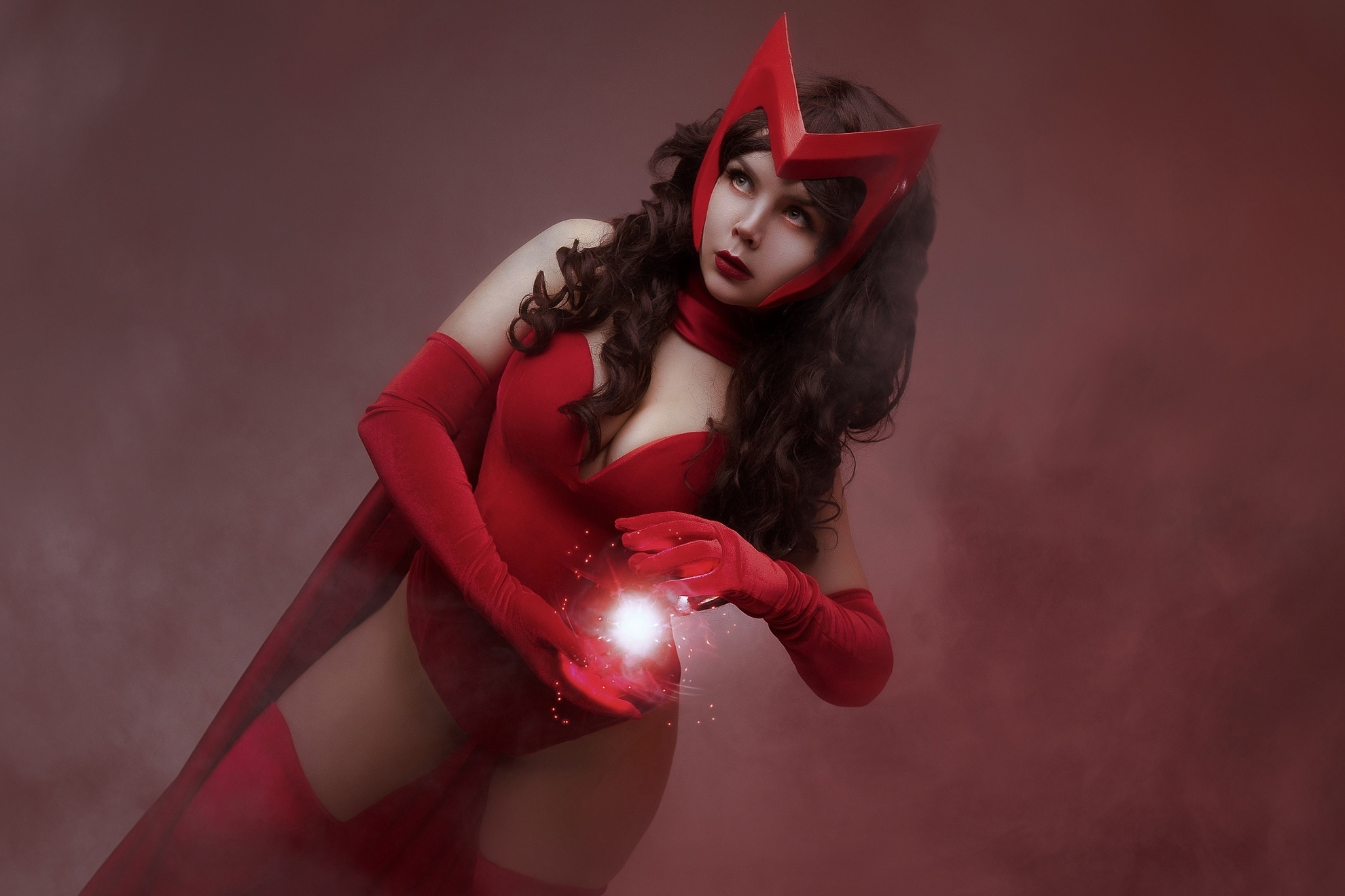 Правильный косплей на Алую Ведьму (Wanda Maximoff) из Marvel Comics