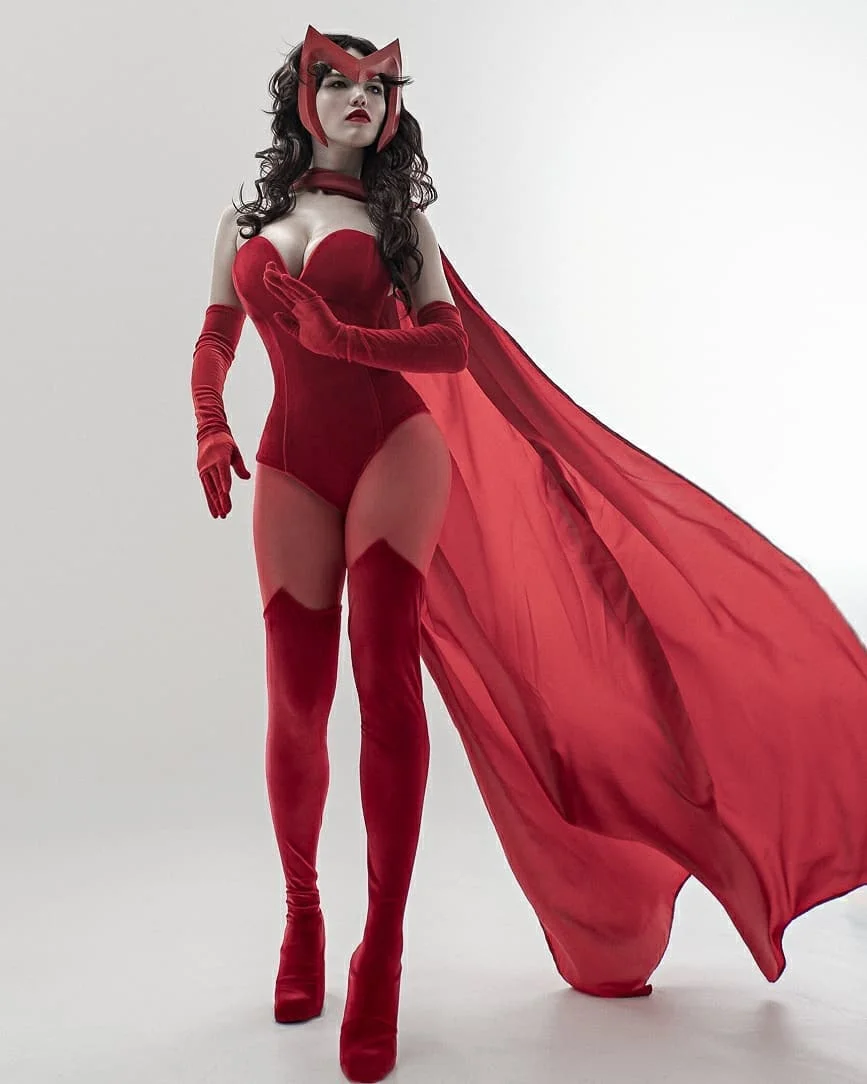 Правильный косплей на Алую Ведьму (Wanda Maximoff) из Marvel Comics