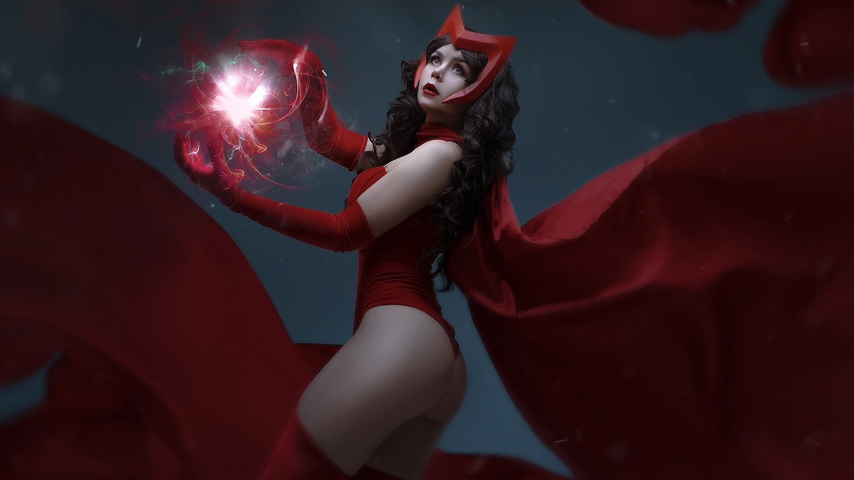 Правильный косплей на Алую Ведьму (Wanda Maximoff) из Marvel Comics