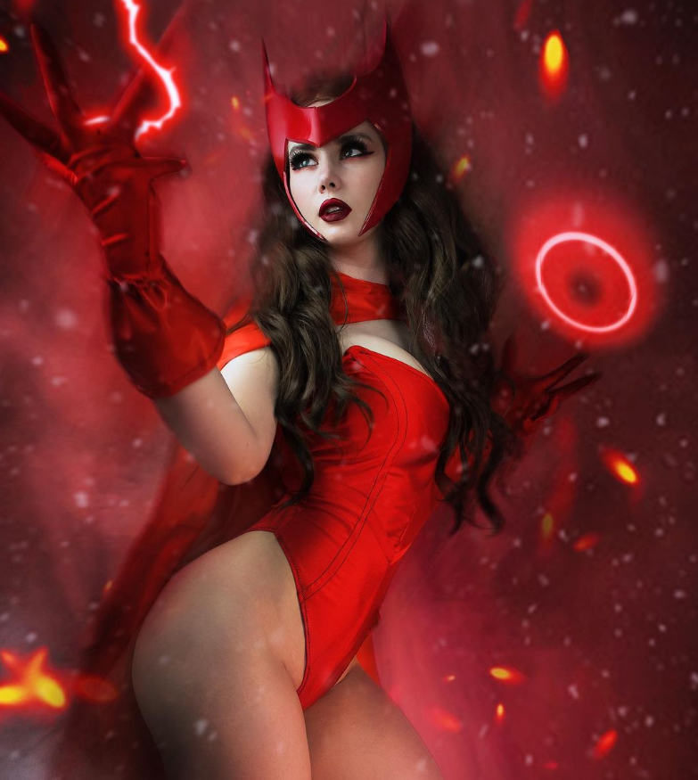 Правильный косплей на Алую Ведьму (Wanda Maximoff) из Marvel Comics