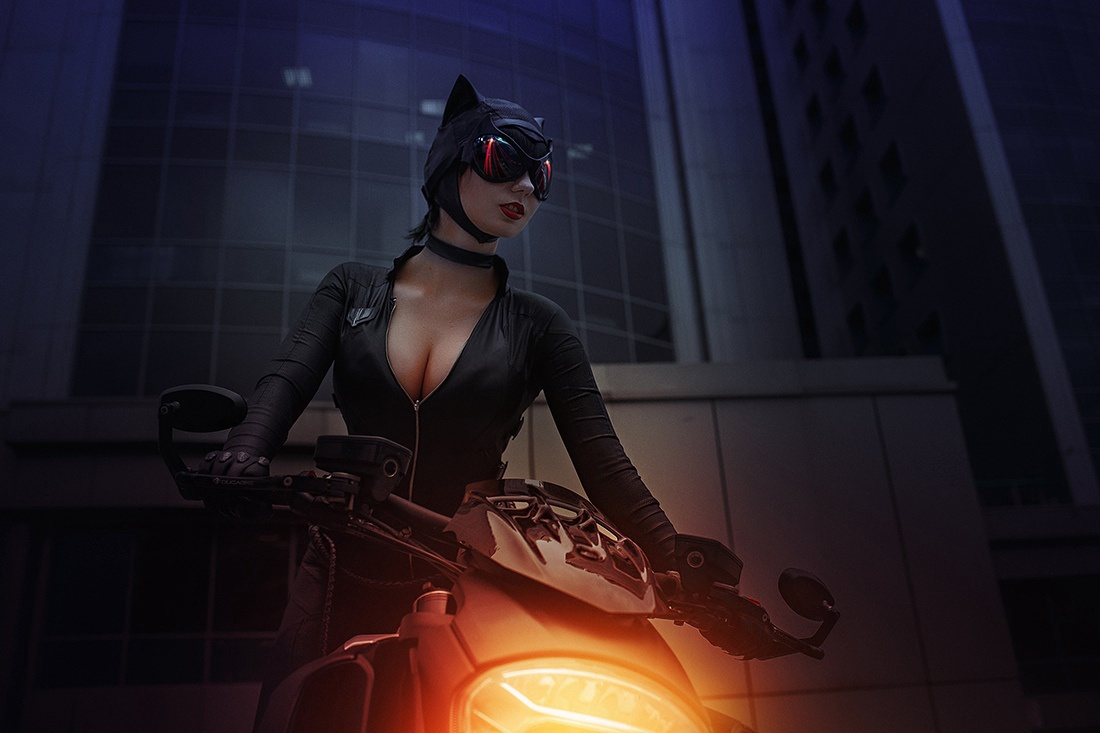 косплей на Женщину-кошку (Catwoman)