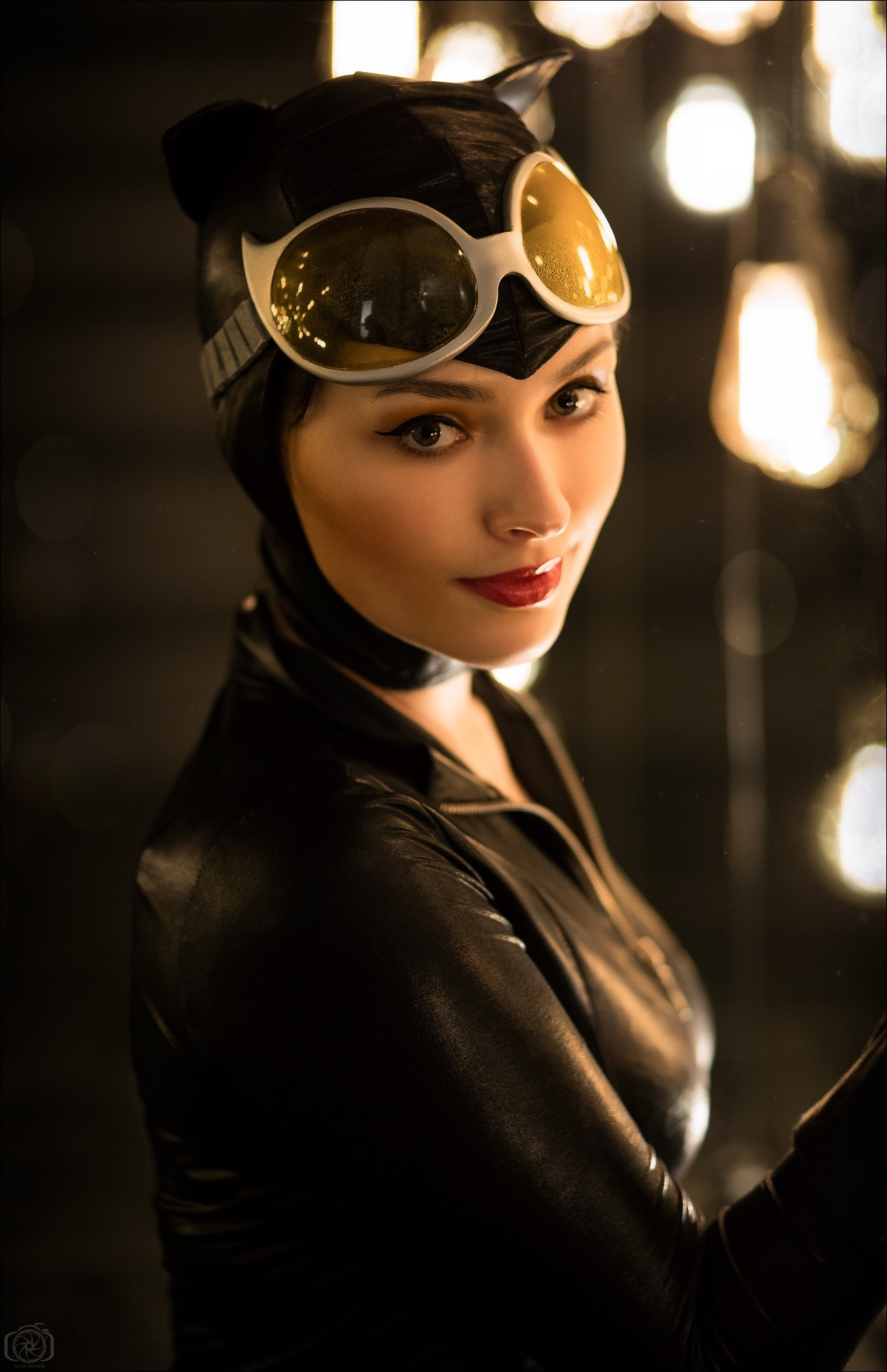косплей на Женщину-кошку (Catwoman)