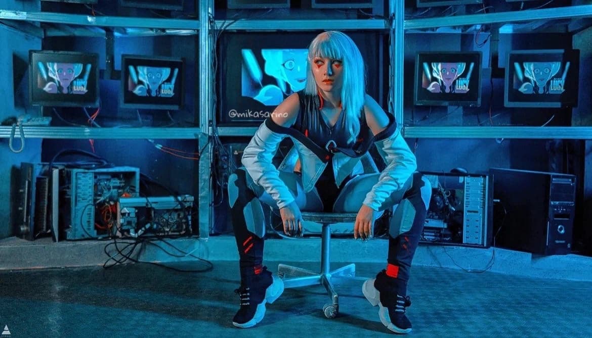 Косплей на Люси из по Cyberpunk: Edgerunners — лучшие фотографии