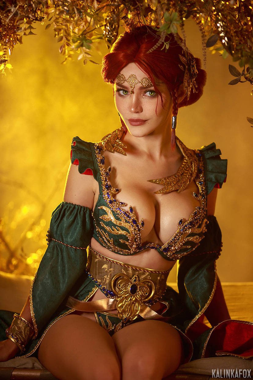kalinka-fox-pokazala-novogodnij-kosplej-na-triss-iz-vedmaka