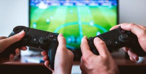 Опрос: 12% геймеров пропускают работу ради игр